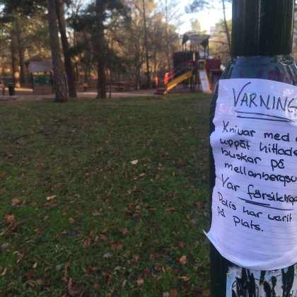 Varningslapp uppsatt för knivar uppsatta med eggen uppåt.